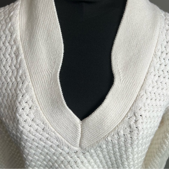 Liz Claiborne Cream Textured Sweater with unique V-neck Size Medium - Picture 6 of 10